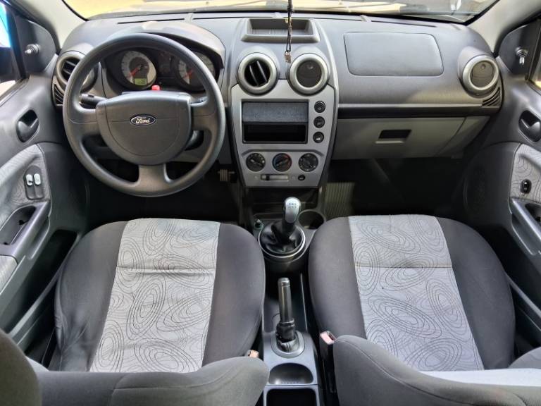 FORD - FIESTA - 2008/2009 - Prata - R$ 26.900,00