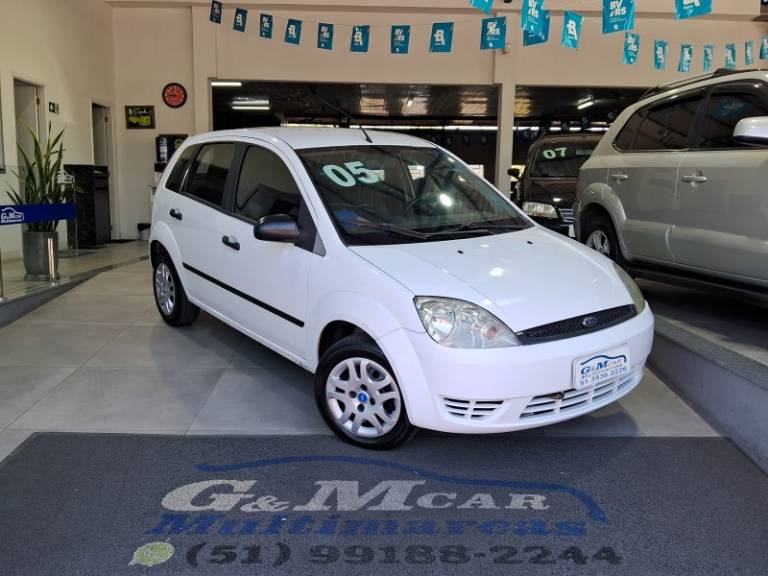 FORD - FIESTA - 2004/2005 - Branca - R$ 16.900,00