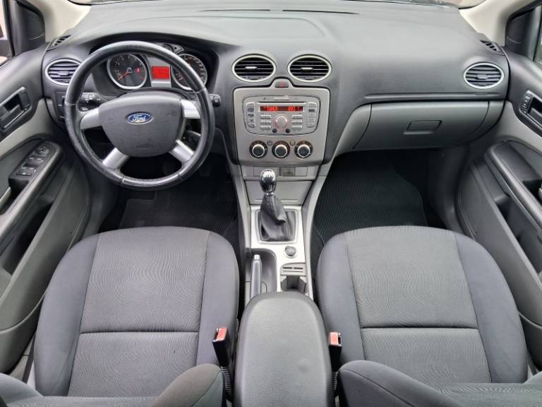 FORD - FOCUS - 2010/2011 - Preta - R$ 38.900,00