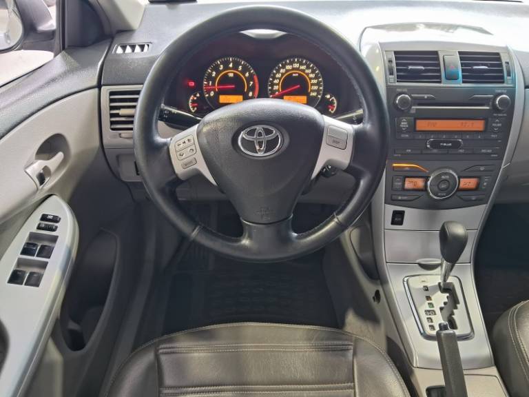 TOYOTA - COROLLA - 2011/2012 - Prata - R$ 65.900,00