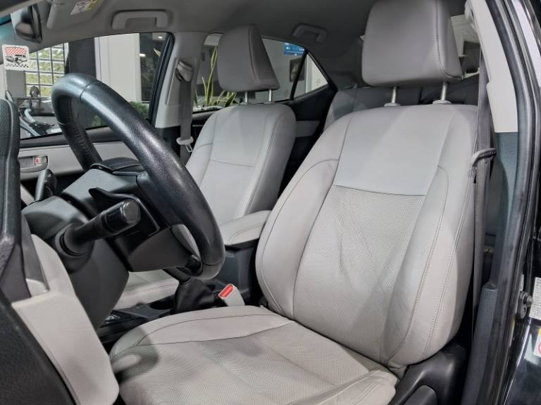 TOYOTA - COROLLA - 2015/2016 - Preta - R$ 87.900,00