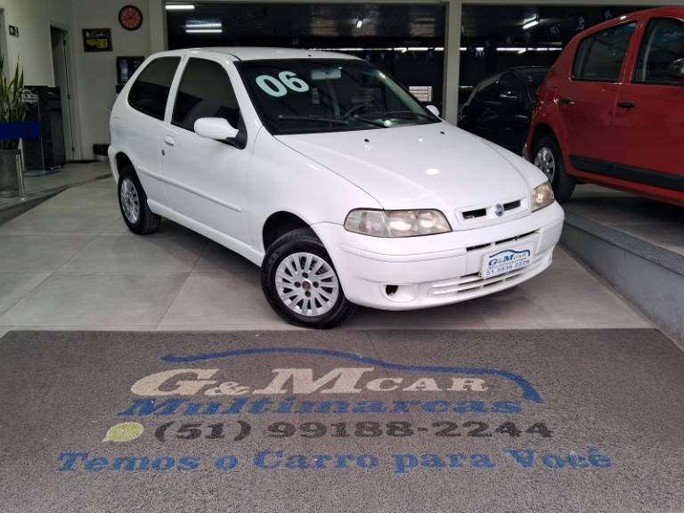 FIAT - PALIO - 2005/2006 - Branca - R$ 15.900,00