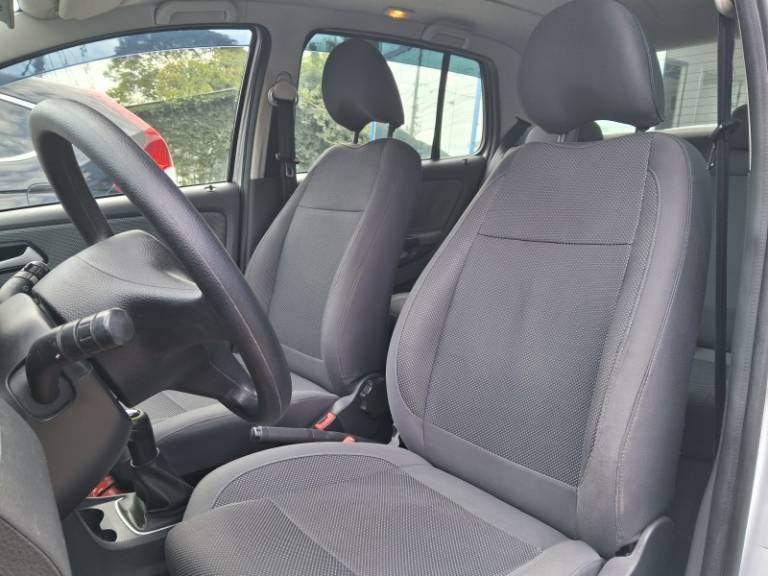 VOLKSWAGEN - FOX - 2010/2011 - Prata - R$ 33.900,00