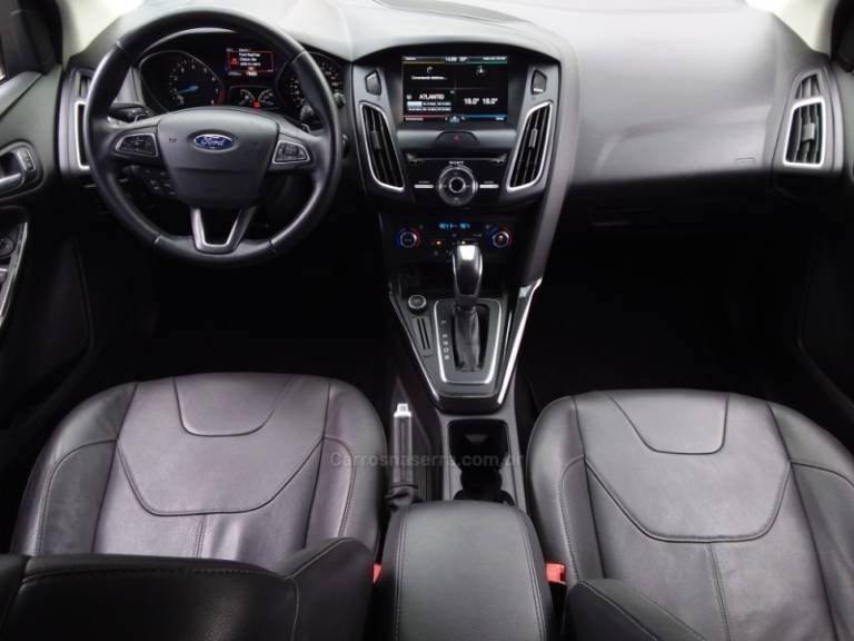 FORD - FOCUS - 2015/2016 - Branca - R$ 64.900,00