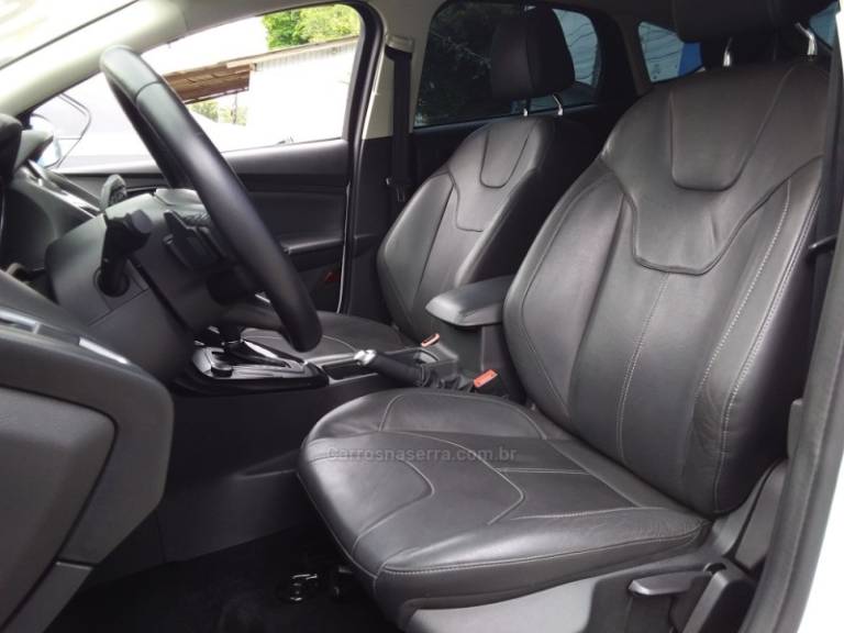 FORD - FOCUS - 2015/2016 - Branca - R$ 62.900,00