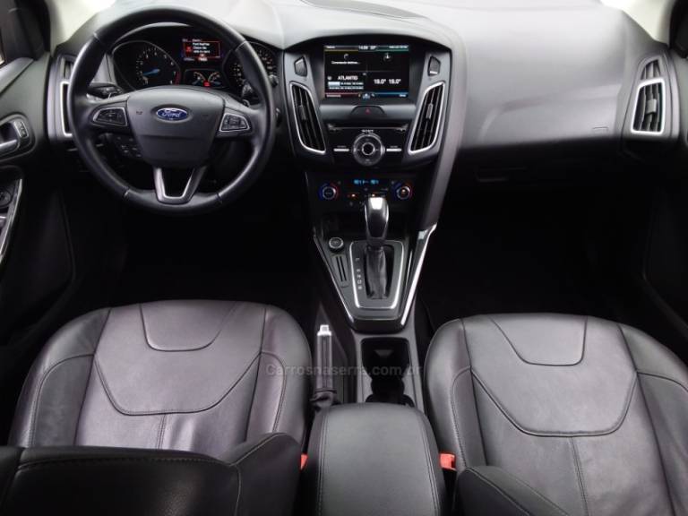 FORD - FOCUS - 2015/2016 - Branca - R$ 62.900,00
