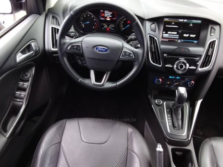 FORD - FOCUS - 2015/2016 - Branca - R$ 64.900,00