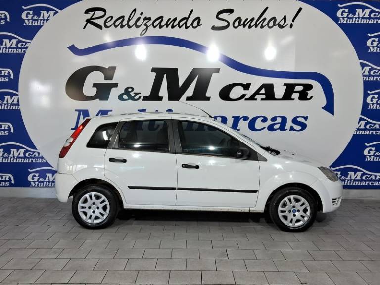 FORD - FIESTA - 2004/2005 - Branca - R$ 16.900,00