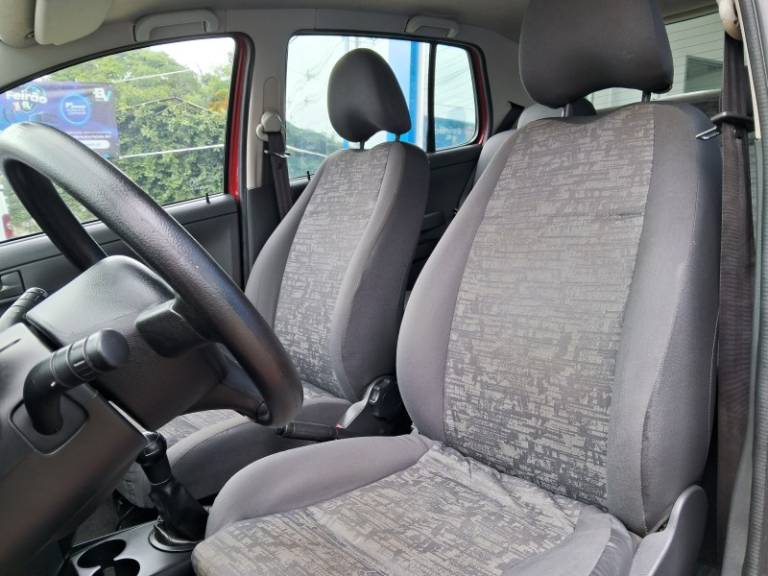 VOLKSWAGEN - FOX - 2005/2005 - Vermelha - R$ 21.900,00