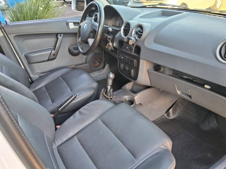 VOLKSWAGEN - SAVEIRO - 2006/2007 - Branca - R$ 47.900,00