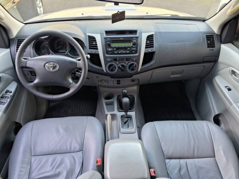 TOYOTA - HILUX - 2006/2007 - Prata - R$ 108.900,00