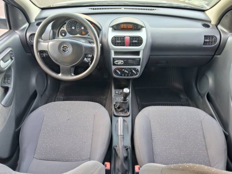 CHEVROLET - CORSA - 2010/2011 - Prata - R$ 30.900,00