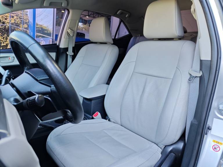 TOYOTA - COROLLA - 2015/2016 - Prata - R$ 88.900,00