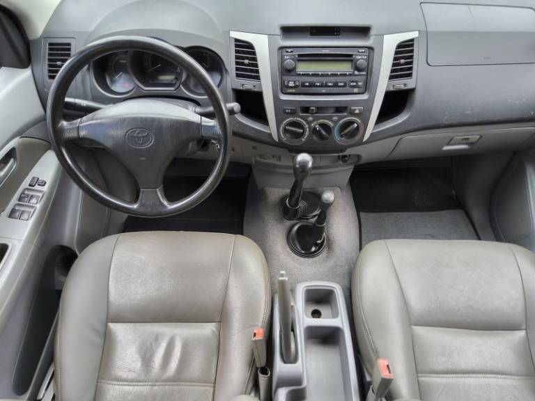 TOYOTA - HILUX - 2005/2006 - Prata - R$ 94.900,00