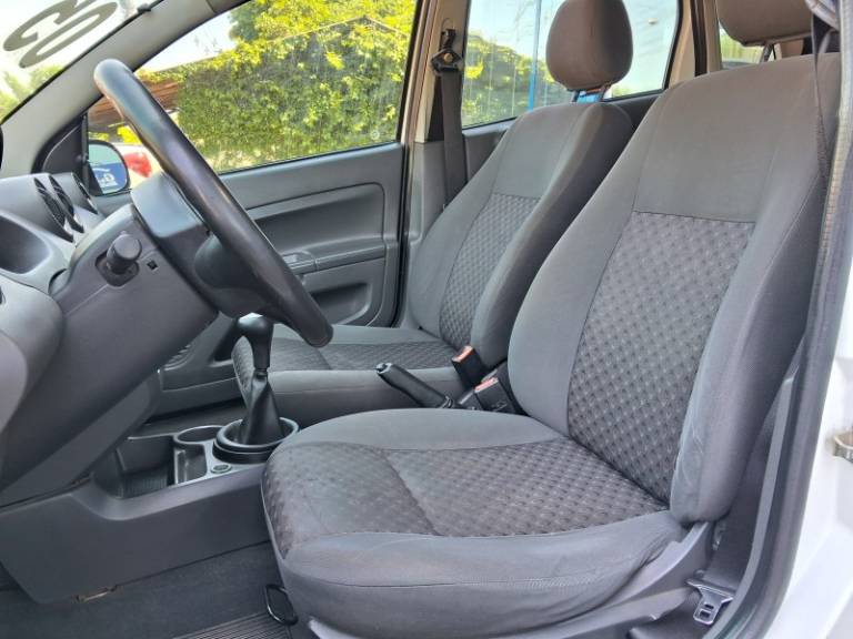 FORD - FIESTA - 2004/2005 - Branca - R$ 16.900,00