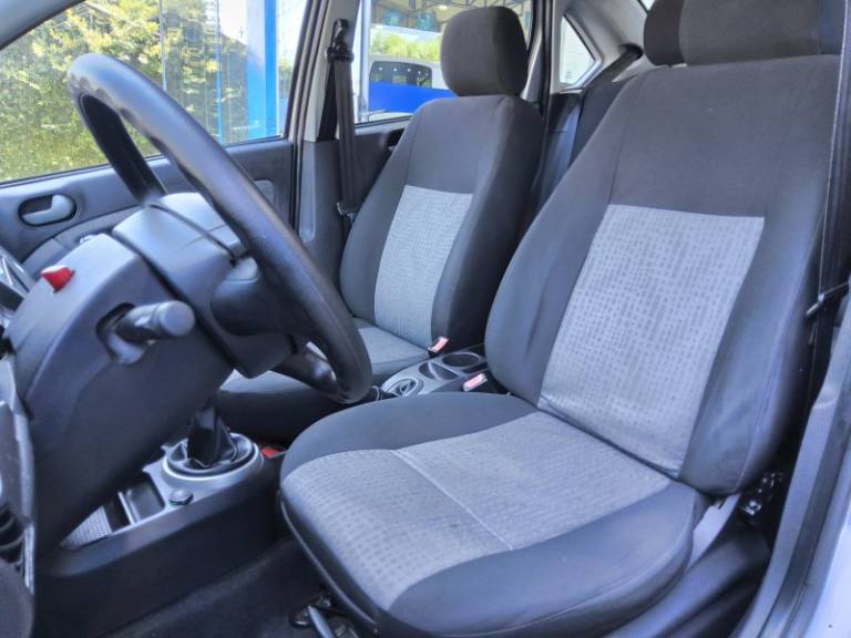 FORD - FIESTA - 2013/2014 - Prata - R$ 38.900,00